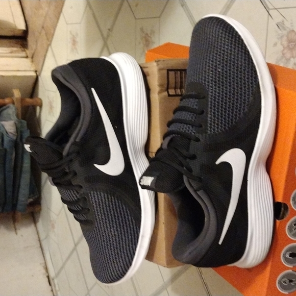 Nike Revolution 4 Running Shoes Size:13-M-mens Black-Grey-White - Picture 8 of 8